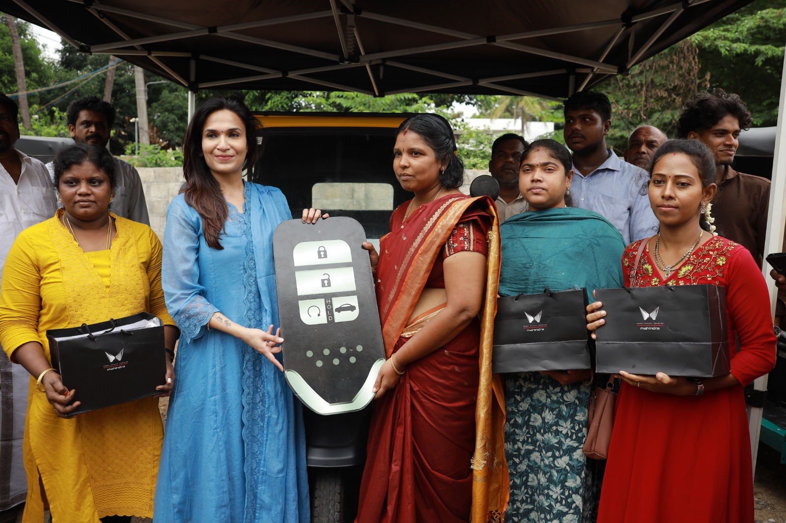 Soundarya Rajinikanth provided social welfare assistance in Nagercoil